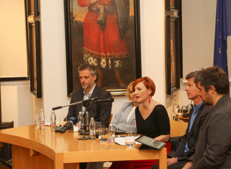 Ministrica s sodelavci na tiskovni konferenci