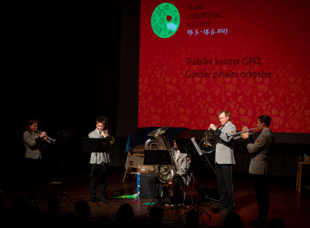 Trobilni kvintet GPO, Goriški pihalni orkester Nova Gorica igra na odru