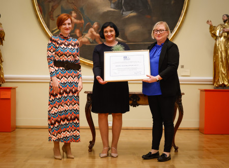Minister of Culture presents charter to Monika Ažman and Saša Matko