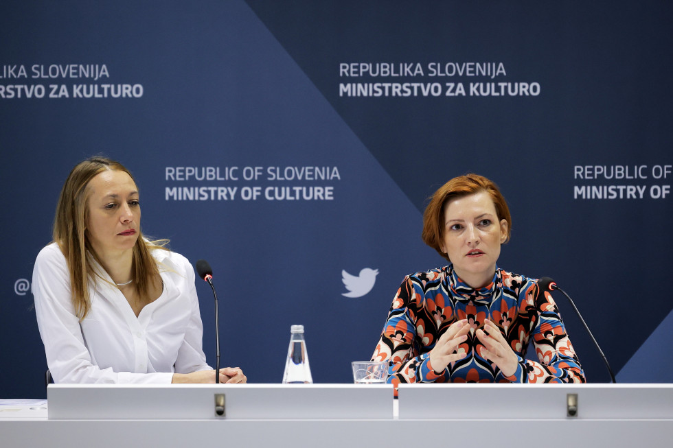 Direktorica Javne agencije za knjigo Katja Stergar in ministrica dr. Asta Vrečko za govorniško mizo, ministrica govori v mikrofon
