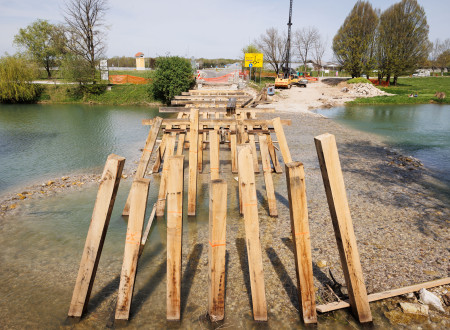Postavljeni so koli za nov lesen most