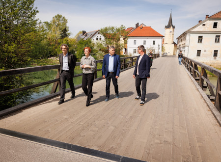 Ministrica dr. Asta Vrečko, direktor Galerije Božidar Jakac Goran Milovanović, državni sekretar Matevž Čelik Vidmar in župan občine Kostanjevica na Krki Robert Zagorc na sprehodu skozi Kostanjevico na Krki (na južnem mostu)