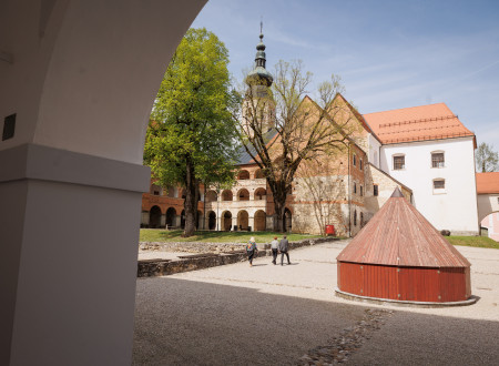 Stavba nekdanjega cistercijanskega samostana Kostanjevica na Krki s stolpom