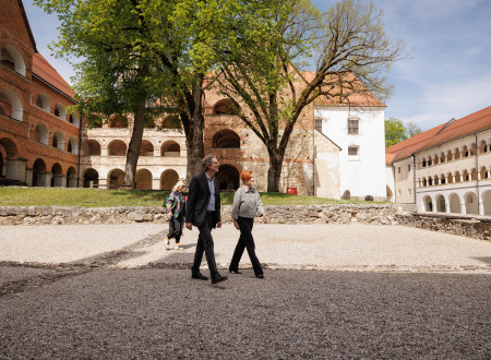 Ministrica dr. Asta Vrečko in direktor Galerije Božidar Jakac Goran Milovanović na notranjem dvorišču nekdanjega samostana