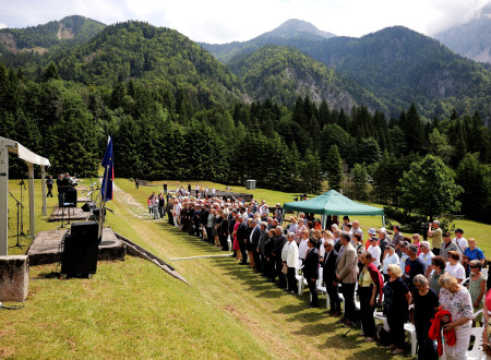 Zbrani na slovesnosti so vstali ob himni