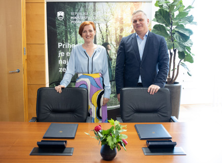 Ministrica in minister pozirata fotografinji