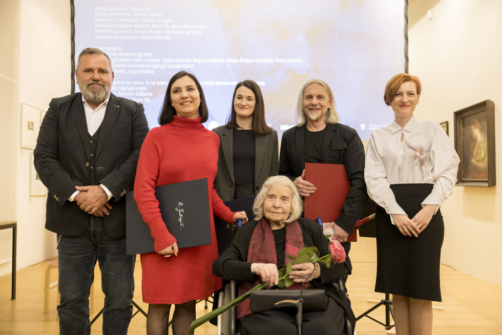 Skupinska fotografija nagrajencev z ministrico in predsednikom ZDSLU