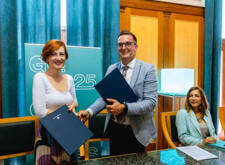 Ministrica in župan se rokujeta po podpisu aneksa