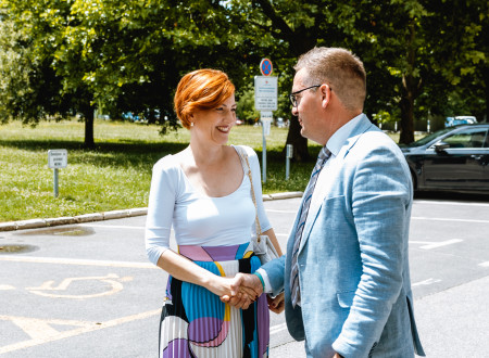 Ministrica in župan se rokujeta ob srečanju