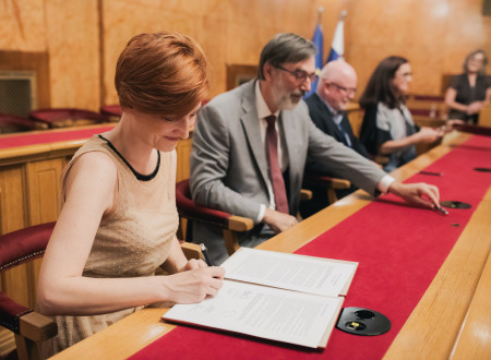 Ministrica, minister ter predsednik in podpredsednica organizacije podpisujejo deklaracijo