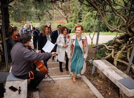 Ministrica dr. Asta Vrečko na sprehodu skozi rafutski park