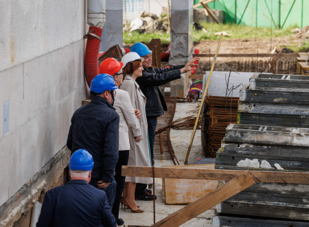 Ministrica dr. Asta Vrečko si ogleduje gradbišče avditorija SNG Nova Gorica