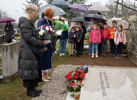 Ministrica polaga venec na grob Srečka Kosovela