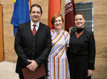 Župan, ministrica in direktorica Kosovelovega doma pozirajo za skupinsko fotografijo