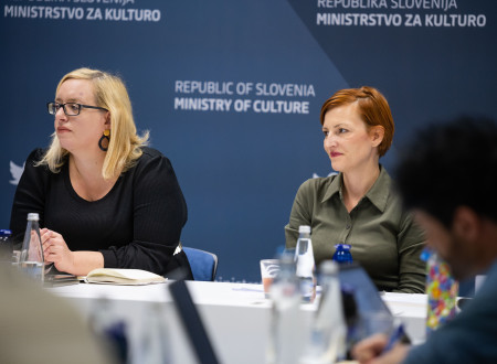 Generalna direktorica Direktorata za razvoj kulturnih politik in ministrica za kulturo sedita za mizo 