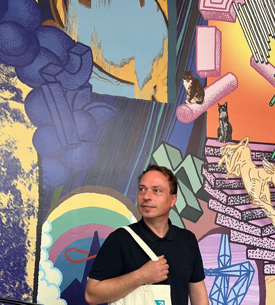 Mitja Bravhar pred barvnim grafitom