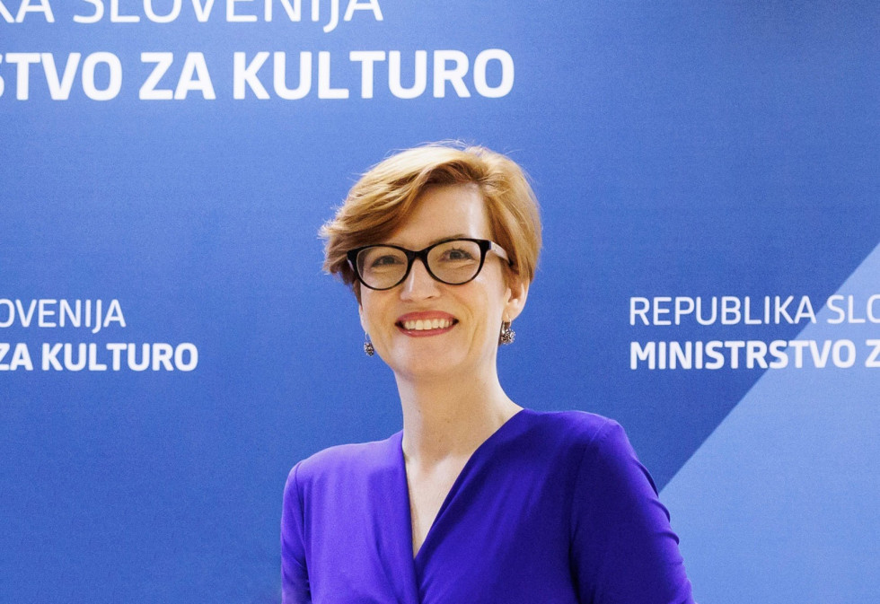 Nasmejana ministrica za kulturo