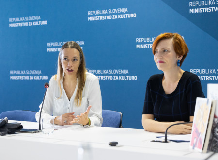 Ministrica in direktorica na novinarski konferenci