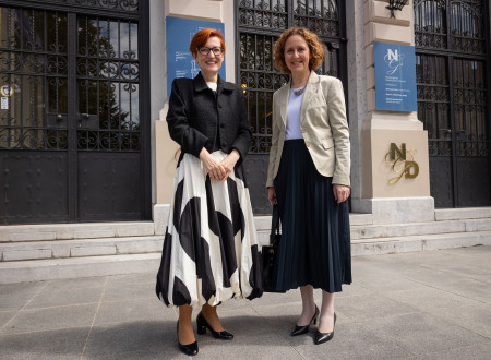Ministrici pozirata pred Narodno galerijo v Ljubljani