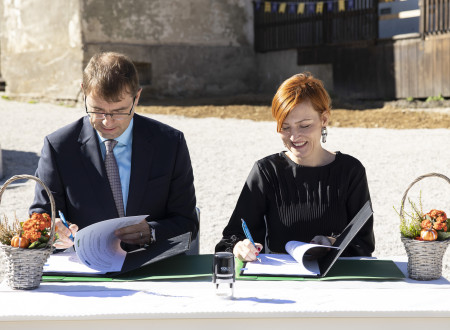 Ministrica in župan podpisujeta pogodbo