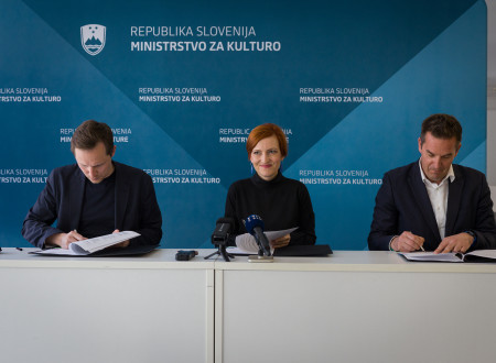 Župana in ministrica podpisujejo tripartitno pogodbo