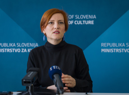 Ministrica nagovarja prisotne ob podpisu