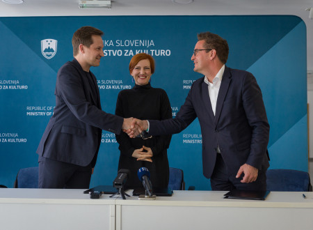 Stisk rok obeh županov in ministrice