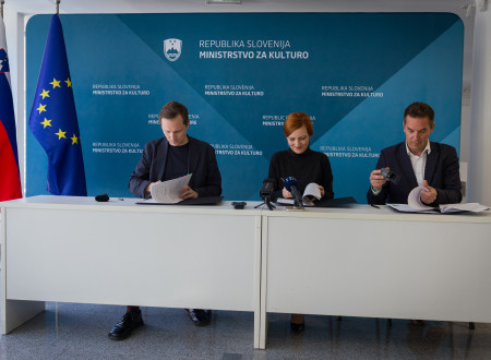 Župan Mestne občine Celje Matija Kovač, ministrica dr. Asta Vrečko in župan Mestne občine Nova Gorica Samo Turel podpisujejo pogodbo