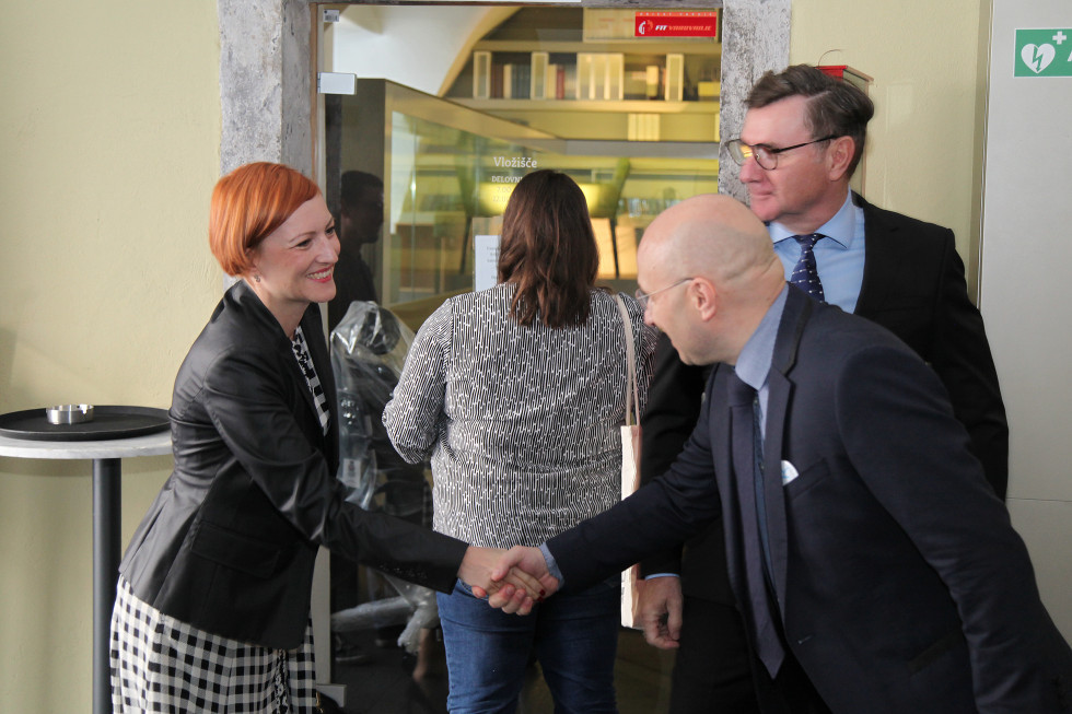 Ministrica za kulturo se rokuje s predstojnikom Inštituta za slovenski jezik Frana Ramovša