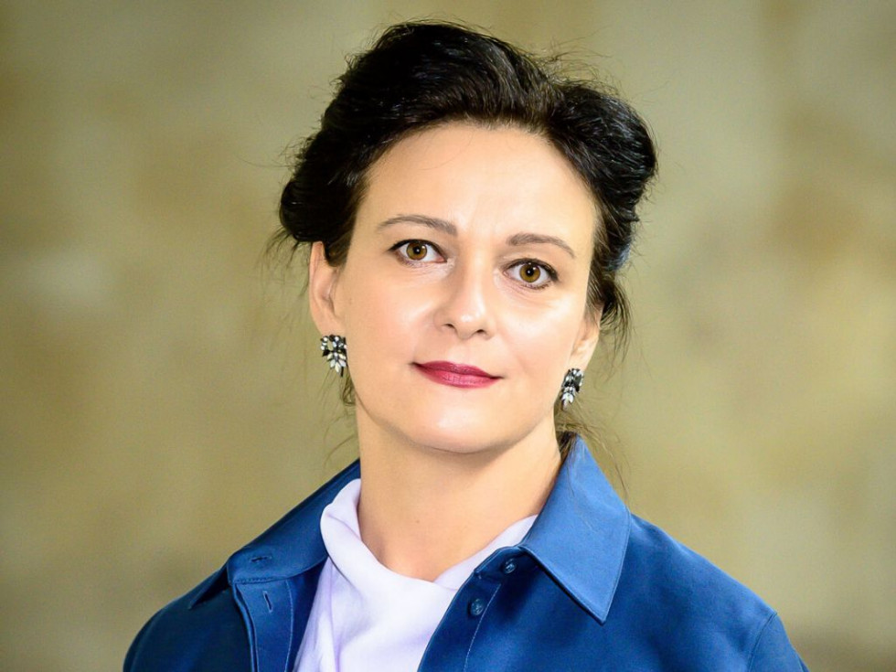 Portrait of a woman looking into the camera lens