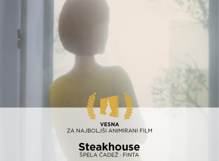 Ženska gleda skozi okno, prizor iz animiranega filma Steakhouse