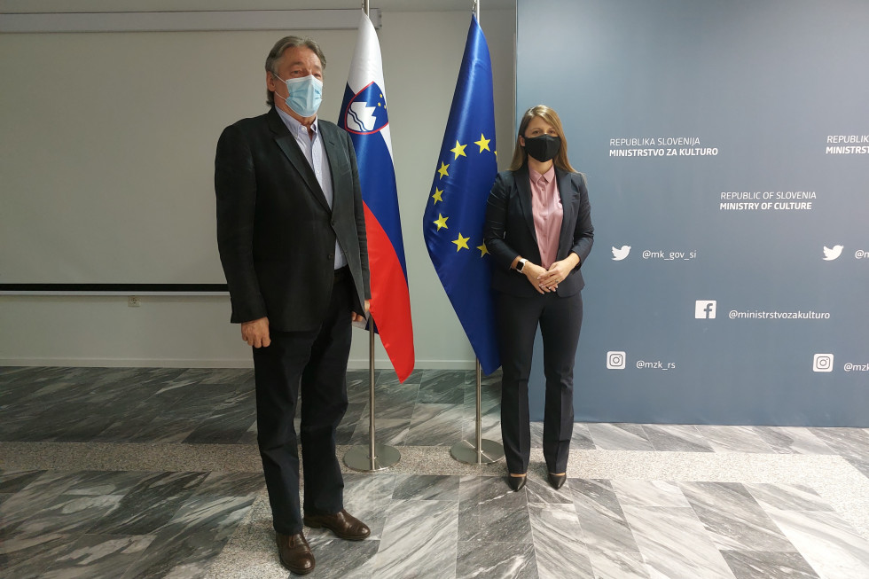 Skupinska fotografija slovenskega ministra za kulturo in črnogorske ministrice za za javno upravo, digitalno družbo in medije