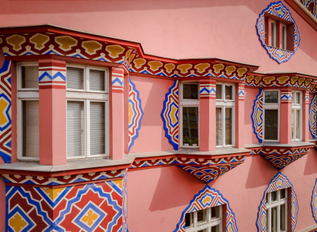 Slikovita fasada z nizanjem ornamentalnih pasov Zadružne gospodarske banke, delo Ivana Vurnika in Helene Kottler Vurnik.