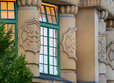 Stebri na Sokolskem domu na Taboru v Ljubljani z motivom sonca v maniri motivov, ki izhajajo iz domače lectarske tradicije.