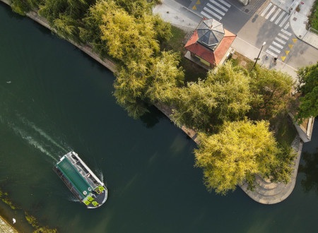 Bregovi nabrežja Ljubljanice oziroma Trnovski pristan z vrbami.