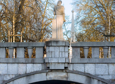 Trnovski most s kipom sv. Janeza Krstnika v Ljubljani.