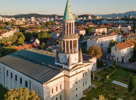 Mestna panorama s cerkvijo sv. Frančiška Asiškega v ospredju in v siju zahajajočega sonca.