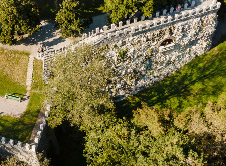 Obnovljeno nekdanje srednjeveško obhodno obzidje na Ljubljanskem gradu, obdano z zelenjem, del sprehajalne poti na grajskem griču.