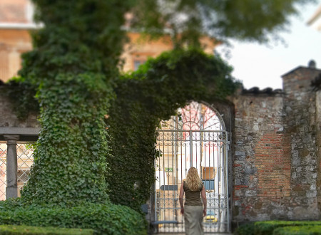 Železna vrtna vrata in vrt pri Križevniški cerkvi.