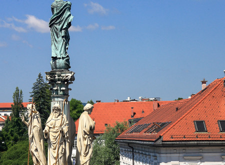 Levstikov trg z baročnim Marijinim stebrom, s kipom svetnice, delom salzburškega kiparja Wolfa Weisskirchnerja.