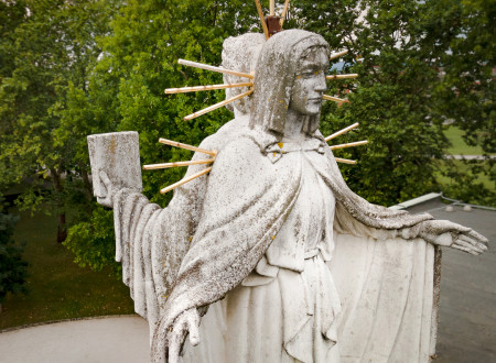 Kipa Marije Zavetnice na pokopališču Žale, ki je obrnjen na notranjo stran žalskega kompleksa in predstavlja svet mrtvih, tišino, tolažbo, mir in kontemplacijo. 