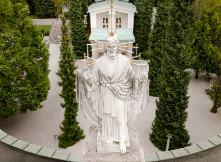 Kip Kristusa na pokopališču v Žalah, ki je obrnjen na notranjo stran žalskega kompleksa in predstavlja svet mrtvih, tišino, tolažbo, mir in kontemplacijo. 