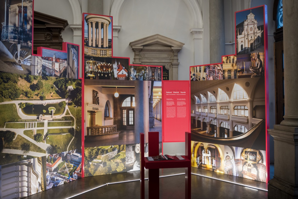 Paneli s fotografijami del velike trojice arhitektov v avli Narodnega muzeja