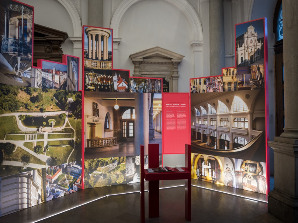 Paneli s fotografijami del velike trojice arhitektov v avli Narodnega muzeja