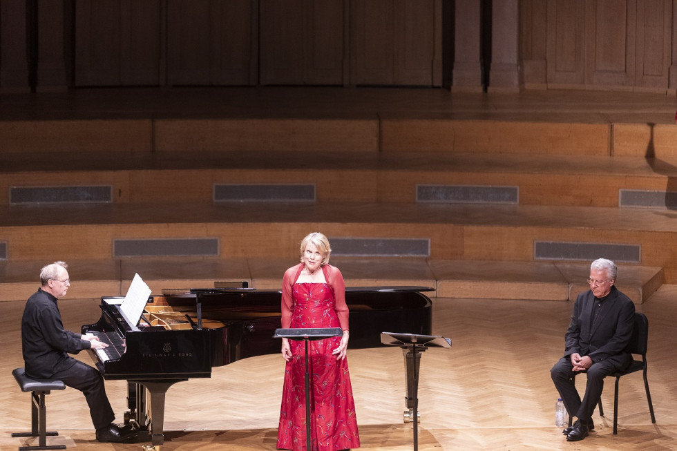 Nastopajoči na odru Kulturnega centra Bozar v Bruslju, od leve proti desni: pianist Vladimir Mlinarić, mezzosopranistka Bernarda Fink in basbaritonist Marcos Fink