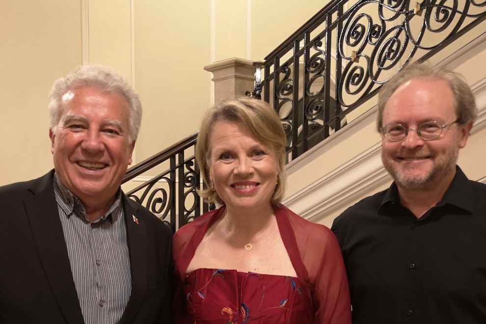 Skupinski portret nastopajočih, opernih pevcev Marcosa in Bernarde Fink ter pianista Vladimirja Mlinarića.