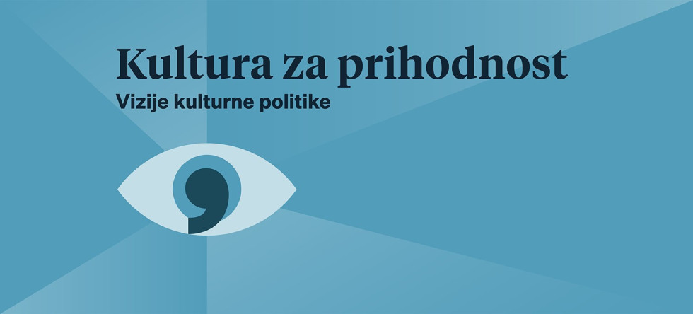 Pasica z večjimi trikotniki v različnih odtenkih modre, ki se stikajo v sredini očesa. Črna zenica ima obliko vejice. Nad očesom napisa Kultura za prihodnost in Vizija kulturne politike.