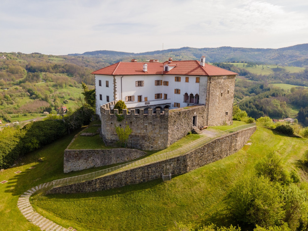 Panoramska fotografija gradu Prem z okolico