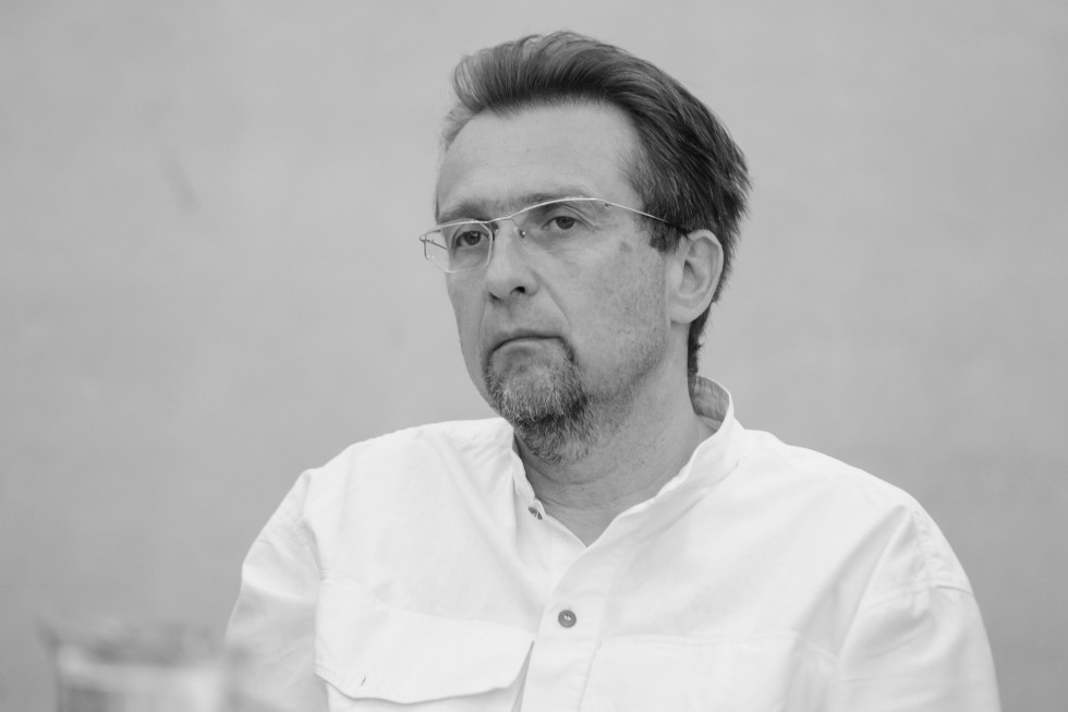 Črno bel portret moškega, s pogledom usmerjenim v levo