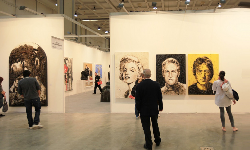 Obiskovalci razstave si ogledujejo slike, posvečene Marilyn Monroe, Paulu Newmanu in Johnu Lennonu na Sejmu moderne in sodobne umetnosti MiArt v Milanu